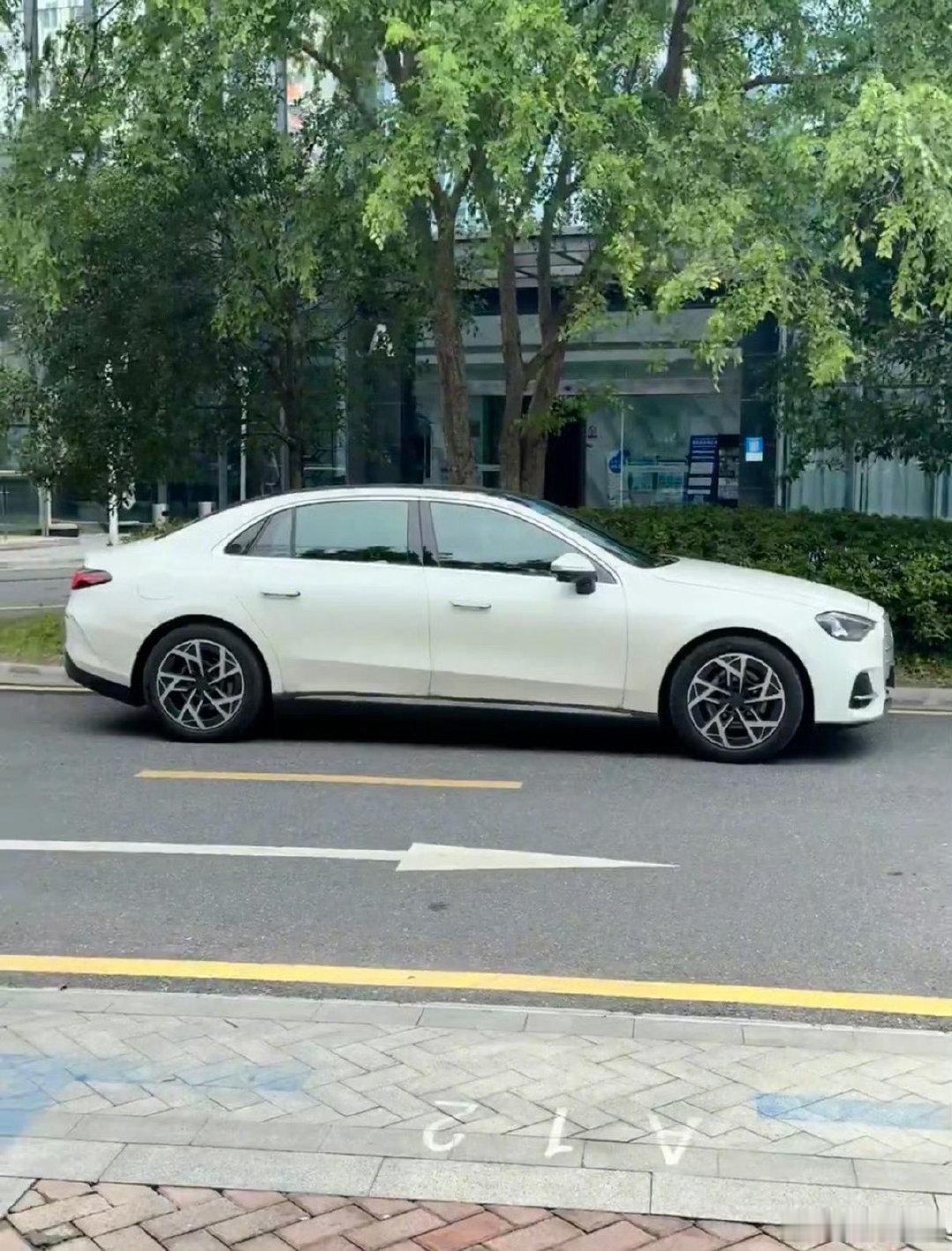 奔驰纯电C级实拍图，个人觉得真难看[允悲] ​
