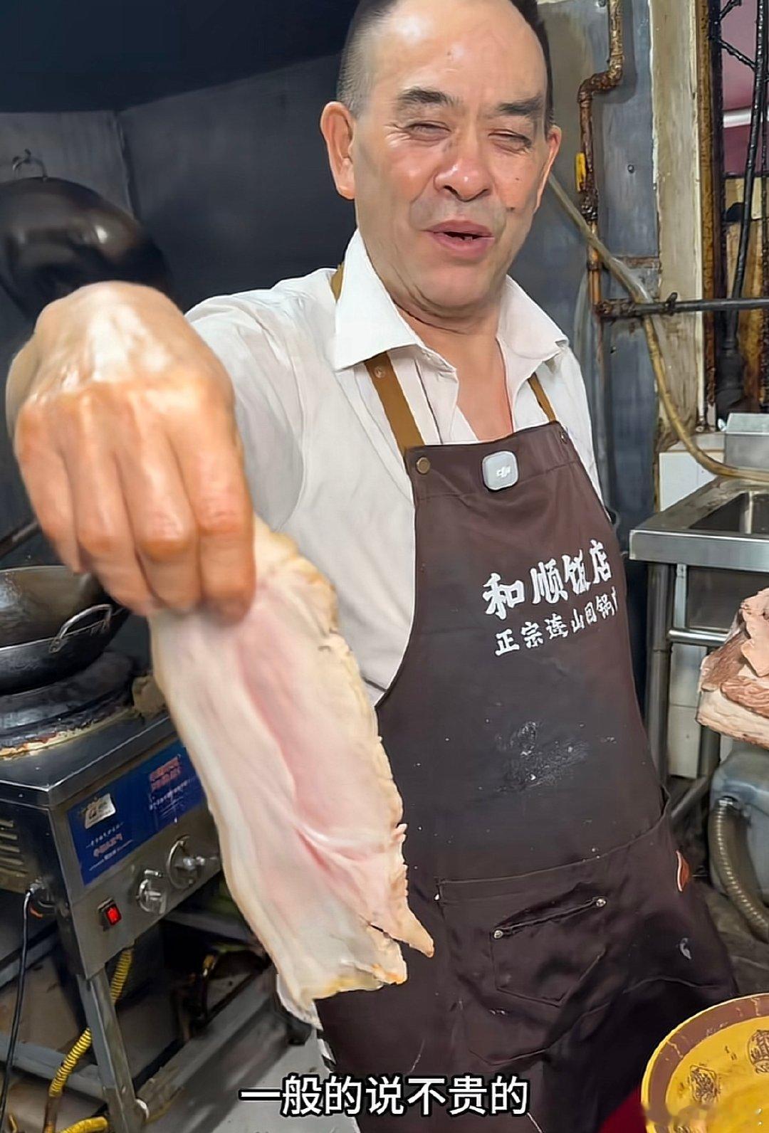 #成都天价回锅肉3片卖105#
成都天价回锅肉，一片35块，
但是三片起炒，不能单点一片。

肉片巨大，一片七八两，
店家说用料讲究，一份毛利只有二十多。

明明是国民家常菜，
搞成网红猎奇打卡菜，还要最低消费。
你愿意花105尝这三片肉吗？ ​