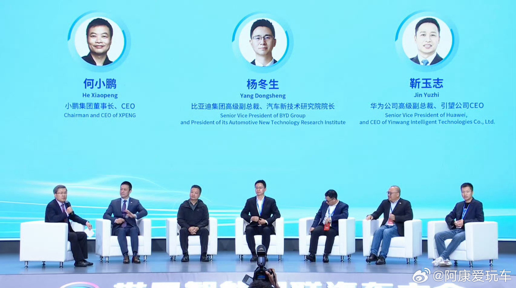 #李斌谈自动驾驶核心价值#现在有些车企讲智驾，恨不得让你觉得买完车就能坐后排睡觉了。
但李斌提的两个问题挺关键：用户愿不愿意花钱，安全性能不能拿数据证明。功能吹得再神，出了事还得司机负责。智驾真正的进步，不是让人越来越敢撒手，而是让事故越来越少。 ​