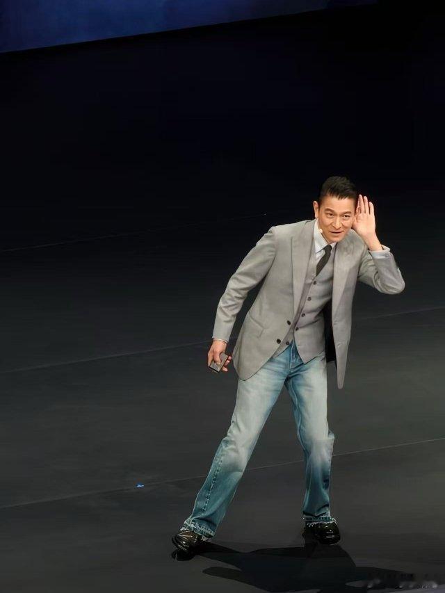 刘德华迈着大步走来，非凡大师HUAWEI又出新机了，又帅又酷，价格依然硬挺。
就如图一刘德华的手势一样，让我听听你兜里有没有[捂嘴哭] 没有。
#刘德华建议被华为采纳# ​