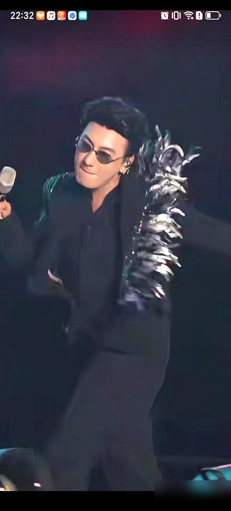 粉丝喊海来阿木你好帅，他扭头就回了一句：很帅是吧，我知道。
全场愣了一秒，接着炸了。没人想到他会这么接。
别的明星被夸，要么摆手装害羞，要么抖机灵说不健身也这样。他偏不。不光不躲，还给你坐实了。
他这人就这样。说他唱腔土，他说能打动人心就够了。排名低了，他自嘲我不至于第七。演唱会下跪被骂，他撂