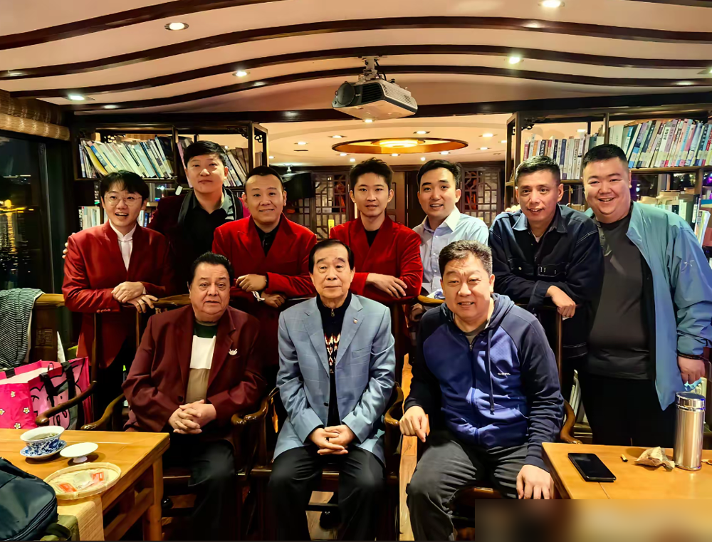 李金斗刘俊杰跟贾旭明同框吃饭，评论区吵翻了，全在掰扯他到底算哪一辈的。好多人不知道，贾旭明是中戏相声大专班出来的，2009年底才正式拜在李立山门下。李立山的师父是高元钧，这么算辈分一点不低。但真正让他站住的不是师承，是作品。2015年元宵晚会那段《缺啥别缺德》，多少人看得后脊梁发凉。那之前他冲春晚冲