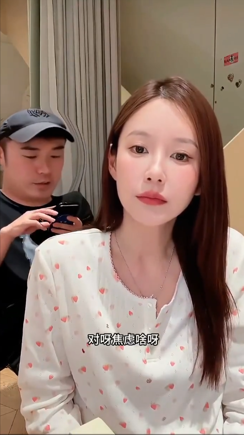 陈赫老婆张子萱都42了 完全看不出来
现在两人都会一起出镜直播了
取悦自己爱自己最重要