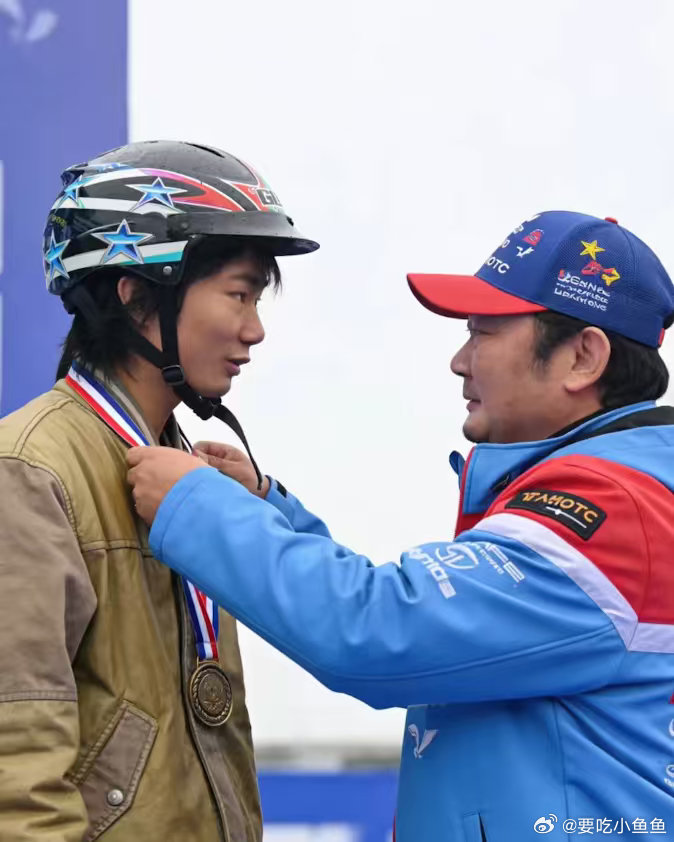 #张雪机车老板正在热身成真了# 双方各自沉淀许久终于迎来赛场碰面，竞争之中带着惺惺相惜，国产机车就是要在这样的交锋之中，一步步变得愈发强大#张雪首次和老东家凯越同场对决# ​