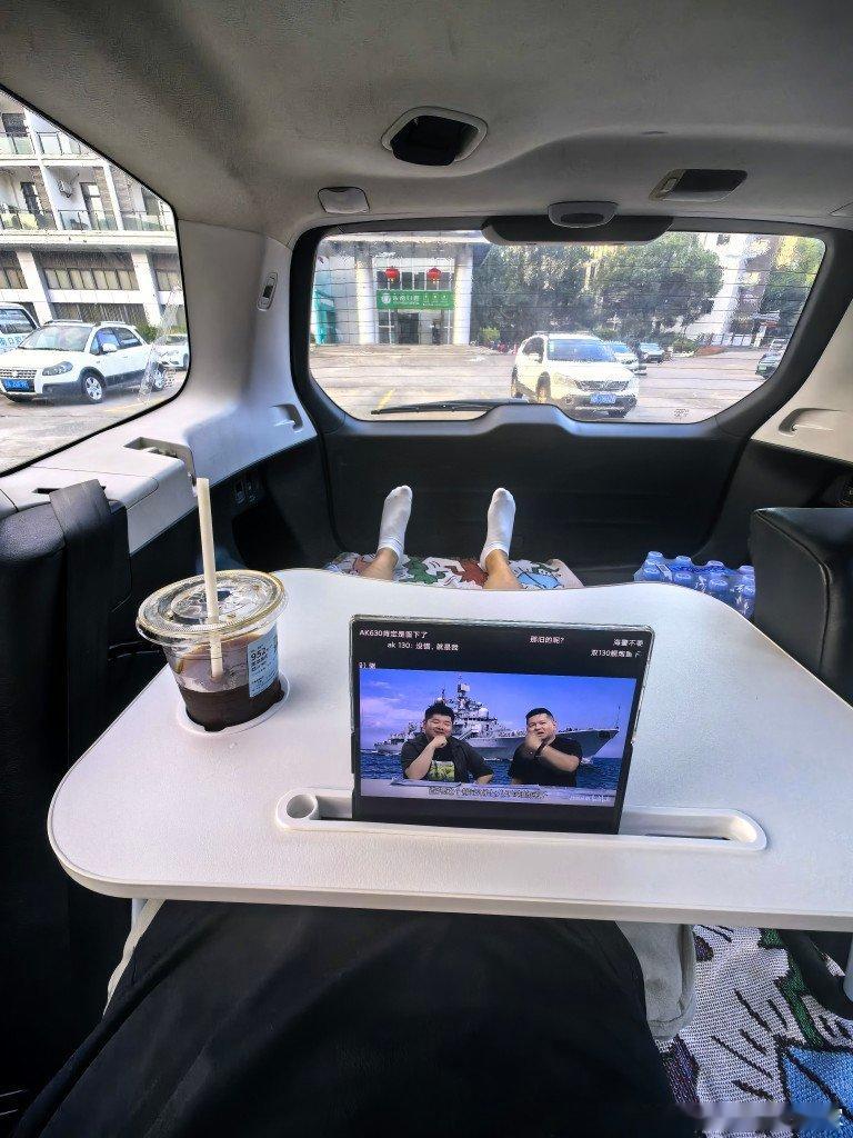 二十天没开这台森林人了，一把打着。冲洗一下外观，买了杯冰美式，开到露天停车场，我身高一米八完美躺平，看战忽兄弟预习下周主线任务。 ​