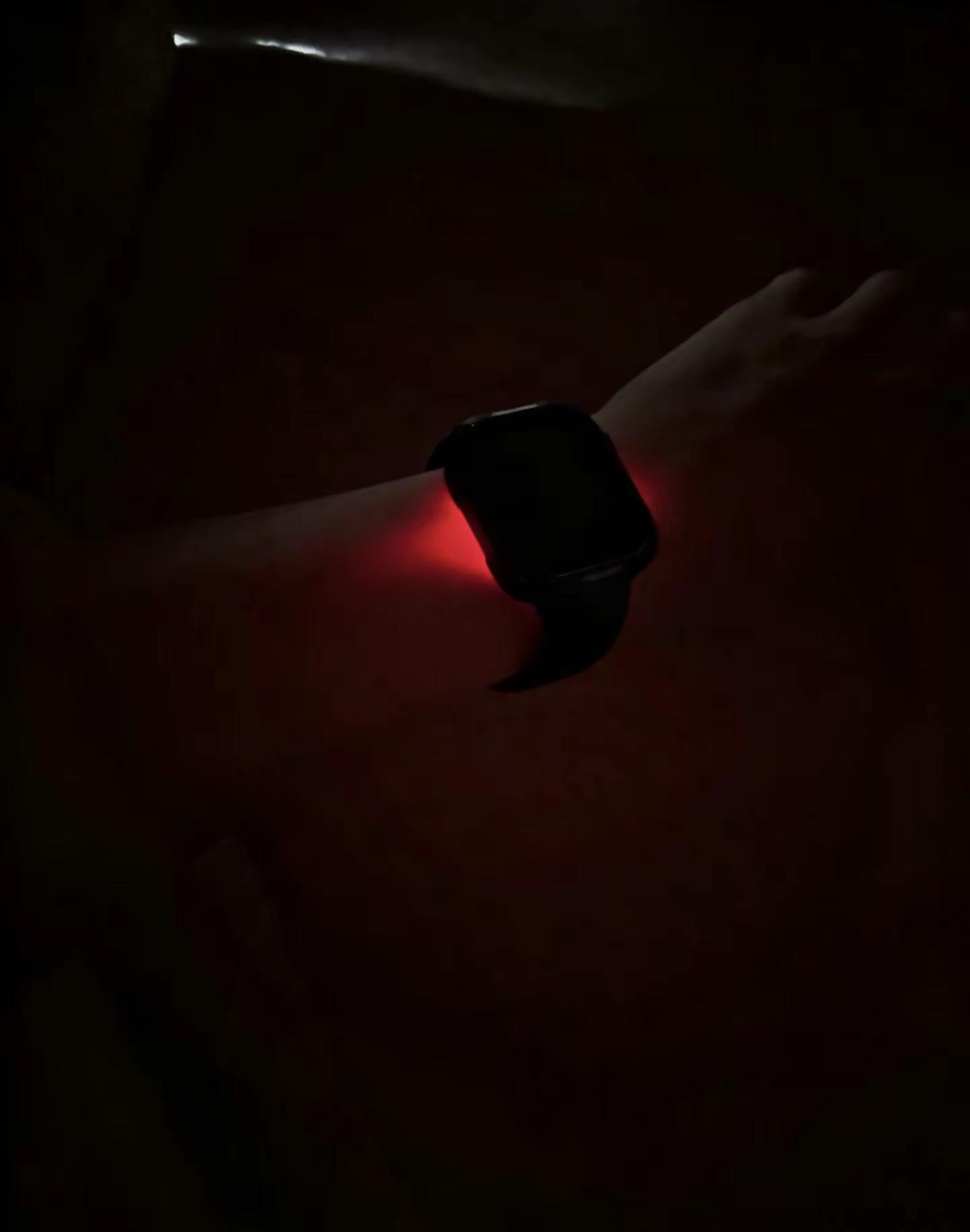失眠的深夜，手腕亮起一抹红光，所有人都看不见我强撑的情绪，唯有它读得懂我的心跳，初得之时，只觉它平平无奇一无是处，到此刻才明白，它早已超越一块手表本身的意义。iWatch AppleWatch