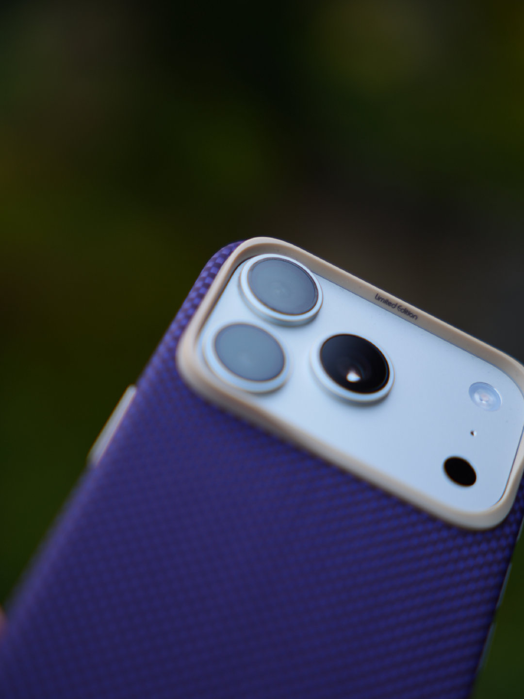 最近真的很喜欢紫色，今天iPhone 18 Pro 的衣服是LLC家的莫奈紫。

紫色凯夫拉看起来没那么沉闷，而且还不会显手印，它家全包款应该是专门优化过了，拆卸起来并不会很难拆。

在日光下会比较紫，暗一点的环境会比较深邃，感觉如何，是不是挺骚的？[流鼻血] ​