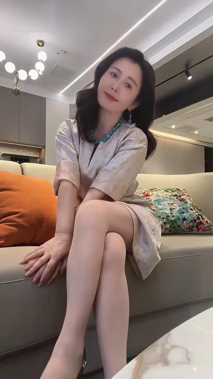 老A8 12V/1.2G/渡盘。香槟缎面暗纹裙｜把月光穿在身上的松弛贵气