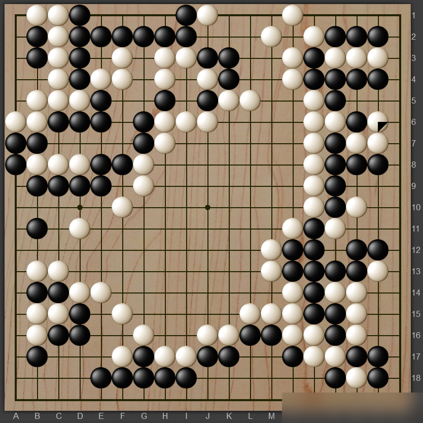 柯洁亲口说，人类几千年全错了。
他打AlphaGo那三盘，被剃光头。第一局第54手断，他当场震惊，说人类棋谱里几乎不可能出现。看着像后手，实际一石二鸟：厚势实地化，还造出一堆劫材。
第24手大飞，常昊也看傻了。所有人抢边角，AI偏往中腹走，算的是整盘厚薄。
柯洁从找BUG到输得没脾气，说对方像