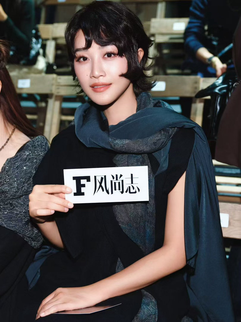 #蓝盈莹巴黎短发打卡##蓝盈莹巴黎时装周口碑#
蓝盈莹巴黎短发打卡释出，本次时装周收获超高口碑。短发利落时髦，兼顾飒爽与优雅，在巴黎多变光影下氛围感拉满。观秀互动自然大方，生图质感出众，打破固有标签，时尚表现力得到认可。 ​