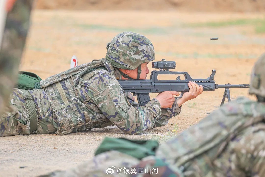 淬炼血性砺练硬功
坚守岗位不负使命
点赞致敬中国军人 ​