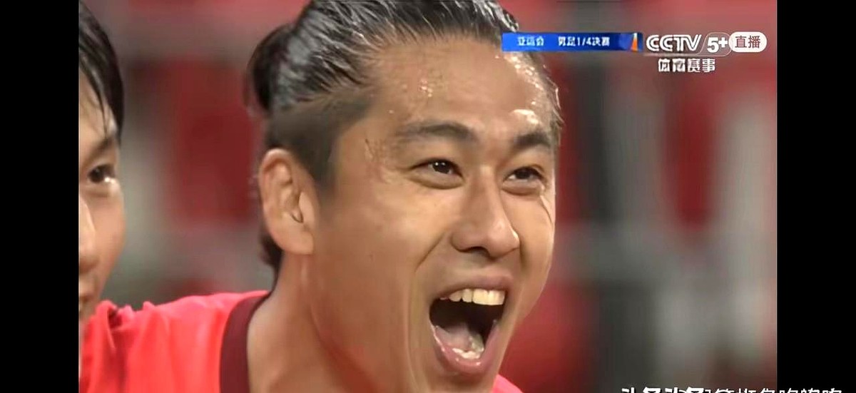 时隔28年，亚运四强！中国男足这次真没让人失望。

小组赛三场才进一个球，踢得那叫一个憋屈。大家都在骂，说踢得太保守，没眼看。结果到了淘汰赛，主教练安东尼奥直接“掀桌子”了。

首发名单换了4个人，阵型从“五三二”铁桶阵，直接改成“四四二”对攻。上半场靠定位球逼了个乌龙，下半场开场就是边路传中爆射，