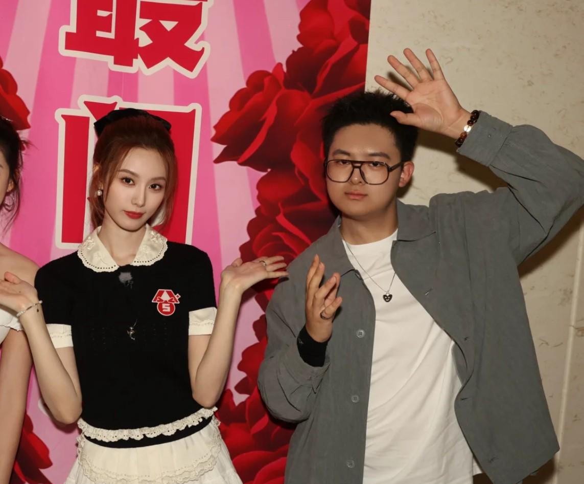 徐艺洋弟弟10月17日发千字长文替姐姐回应争议，长文发完火速删除，网友要的“当初为什么否认”一个字没写。
这篇长文讲了三件事。黄子韬车后备箱常备矿泉水送环卫工人，徐艺洋随身带猫粮狗粮喂流浪动物，徐艺洋在国外比赛叮嘱大家把国旗拿正、听国歌会流眼泪。还公开了生产细节，说黄子韬当场落泪，徐艺洋一滴泪没掉，