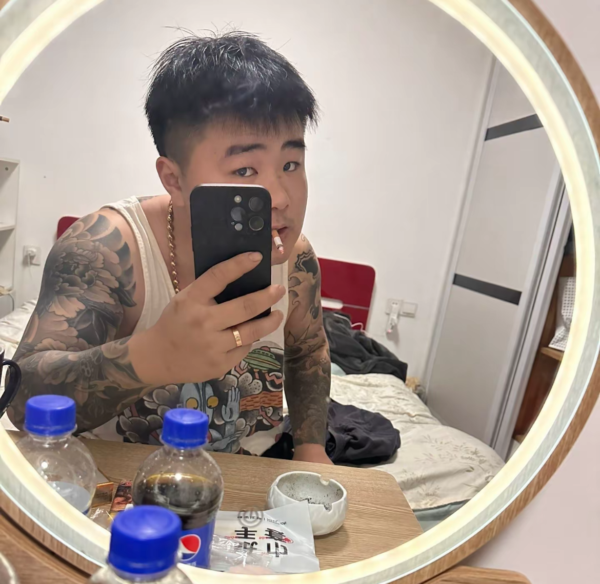 湖南网约车帅哥“康少”去世，年仅27岁，每天跑晚班车熬通宵，满身刺青惹争议
抢救