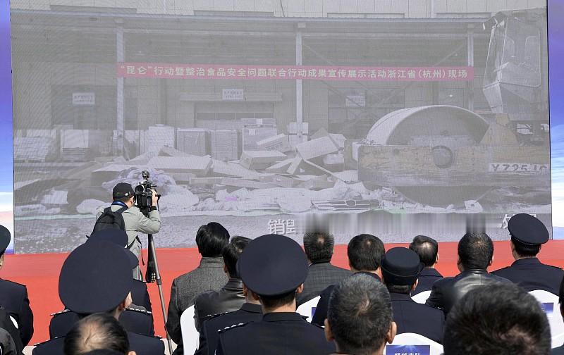 严字当头：中央政法委发文，向危害食品安全违法犯罪“出重拳”

一碗饭、一盘菜、一杯奶，背后连着的是亿万家庭的安心。近日，中央政法委印发《关于依法从严查处危害食品安全违法犯罪的意见》，聚焦肉制品、校园食品、保健食品、蔬菜水果等重点领域，对“甲醛白菜”“药水杨梅”“敌敌畏消杀”等突破良知底线的乱象亮明态