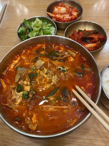 周五中午 同事突然喊我中午一起吃个饭 以前没太有什么交集 我以为有重要...