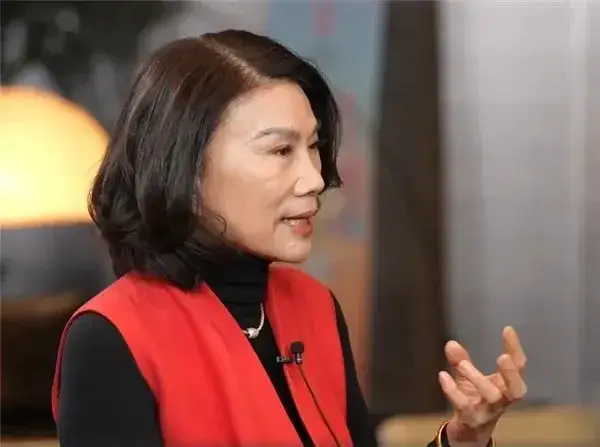 铁娘子还是铁娘子，牛人终究是牛人，格力“一姐”董明珠这回又赢了！格力电器倾力打造珠海市格力技工学校，董明珠自兼校长。她的眼光真的是站得高、看得远，自办学校为自己的企业发展培养人才，还为国家解决了青年人就业的难题。格力有这样的掌舵者，在激烈的竞争大潮中也能行得稳、走得远。
董明珠曾经以一己之力扛着格力