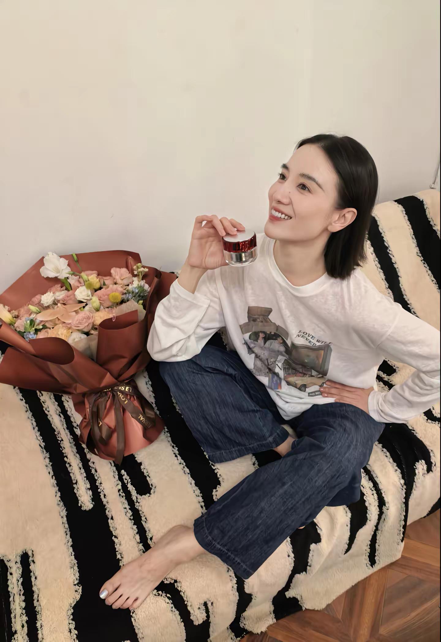 她留短发 淡的妆 身上茉莉花的香