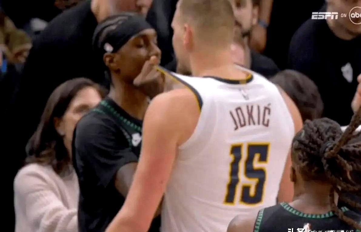 第四节6投0中，一个也没进，最后1.3秒被麦克丹尼尔斯上空篮补刀，比分...