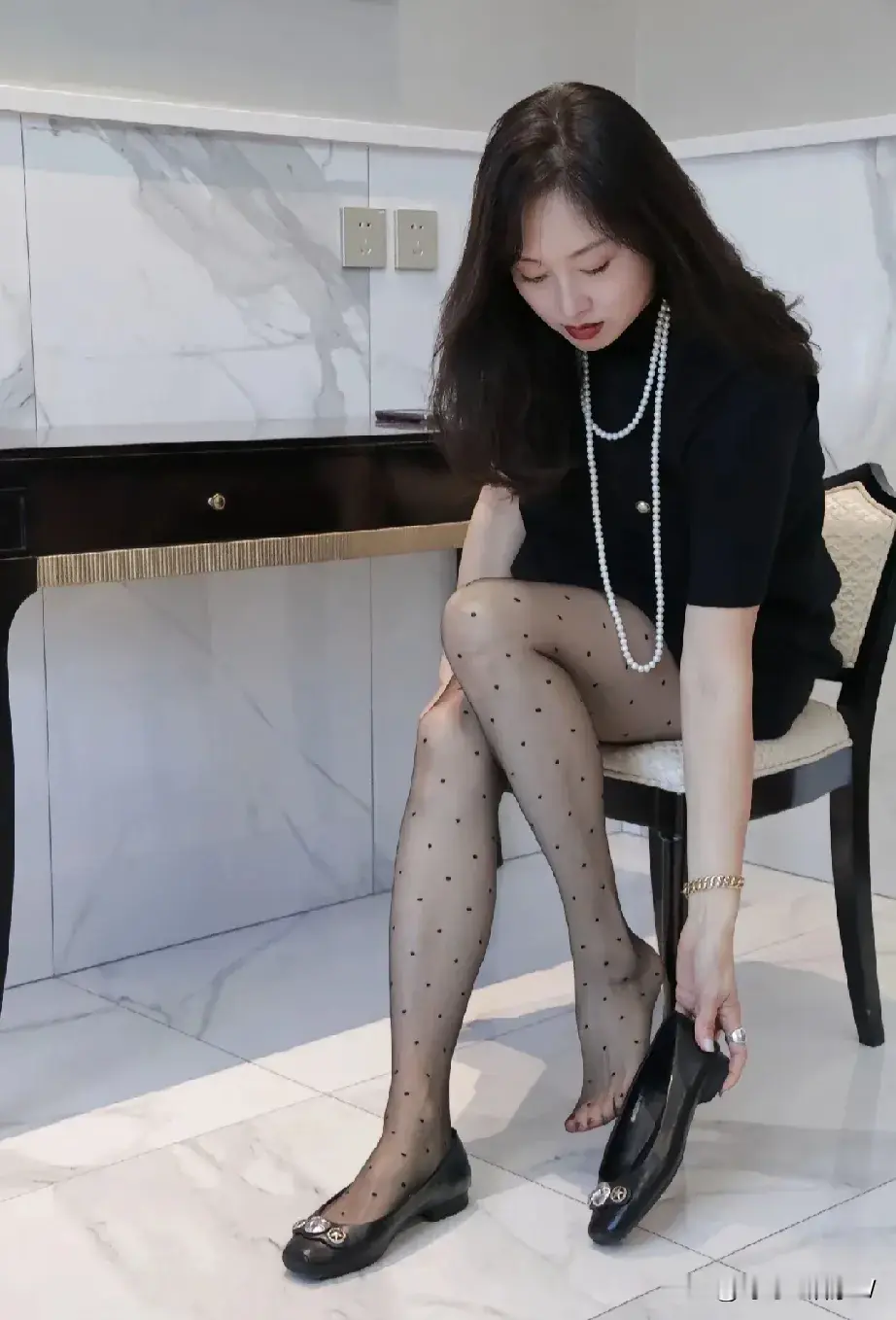 黑色透肤波点丝袜 大长腿