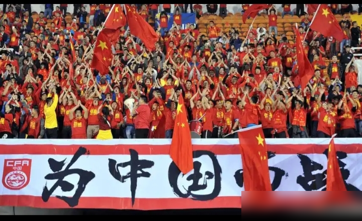 王钰栋两张黄牌停赛，张玉宁差点也把自己踢没了。
9月23日打阿联酋那场，张玉宁63分钟吃黄，教练组一看不对劲，68分钟赶紧把他薅下来。不是受伤，就是怕再吃一张，1/4决赛直接报废。
现在锋线少了个王钰栋，张玉宁成了唯一指望。但他身上也背着牌，再染黄照样停赛。
后防几个小子杨希、胡荷韬、毛伟杰，