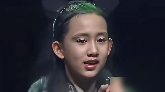 黄磊二女儿登台当主唱，结果没一个人夸唱功，全在刷“长发版黄磊”。
12岁的黄少艾，抱着电吉他唱英文歌，台风稳得不像小孩。但评论区直接跑偏，说这脸就是黄磊戴了假发，连泪痣都长一个位置。
想想也挺魔幻。大女儿多多当年染个头发、读错个字，被追着骂上热搜，硬是骂到出国学戏剧，现在20岁，跟王一博拍完《人