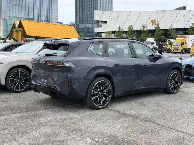 #新车速递#【#2026成都车展#探馆：新世代BMW iX3长轴距版抢先看】在2026成都车展开幕前的探馆中，易车编辑拍摄到了一组新世代BMW iX3长轴距版实车图，该车将于8月21日开幕的成都车展上正式开启预售。
新世代BMW iX3长轴距版车身长4885毫米、宽1895毫米、高1635毫米，轴距较标轴版加长108mm，至3005mm， ​