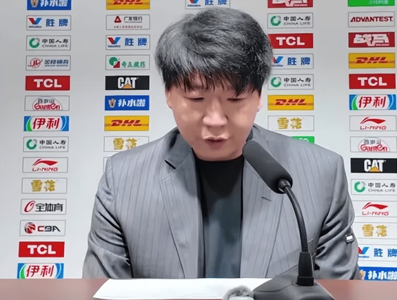 山东输辽宁采访说了啥？邱彪主动背锅不满防守，姚柯宇大谈兴奋！
	
CBA常规赛，山东男篮84-95不敌辽宁男篮。赛后邱彪接受采访的时候表示：输在自身，包袱太重，教练组怎么去进攻沟通也好，释放压力也好，首先这个是绝对不可推卸的责任。邱彪还是和以往一样进行背锅，认为输球就是教练组的问题，这一点非常好。不过这场大部分球员的发挥都不是很好，就比如班顿、普卢默、祝铭震和王岚嵚，这几个点还是要尽可能去调整，不然山东本赛季的压力会非常大，而且他们都是新加盟的球员。
	
后续邱彪强调：第一节输了14分，二三节不放弃精神追到2分，最后两三分钟又犯了一些低级错误，比如没投进，然后尤其是防守这一块。其实最后时刻如果不上班顿的话，还有可能赢。再加上一开始慢热，只要首节劣势不那么大，他们也有可能取胜。当然这只是第一场，调整的机会还非常多，看看下场的表现怎么样吧。
	
接下来他也提到了部分球员的发挥：法耶表现无可挑剔，防守让对面小外投篮突破太容易。王岚嵚数据不好，换了11个人需要周期，小姚作为08年第一年上一...