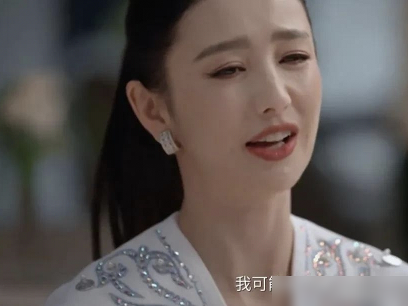 佟丽娅那脸疲惫被骂上热搜，说她不看好董璇再婚。鲁豫问起，她只回了一句：当时就是累了，发呆呢。
网友不信，翻出俩人二十年交情。
2018年董璇最惨的时候，前夫在澳洲出事，佟丽娅直接撂话：用钱跟我说。孩子没人带，她接走。董璇说那是她至暗时刻唯一的光。
反过来佟丽娅孕期随口说想吃饺子，十分钟后董璇端