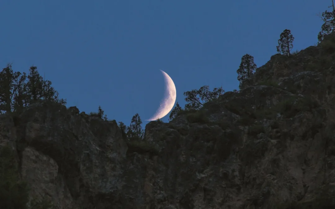 月圆难留，弯月也是别有意趣