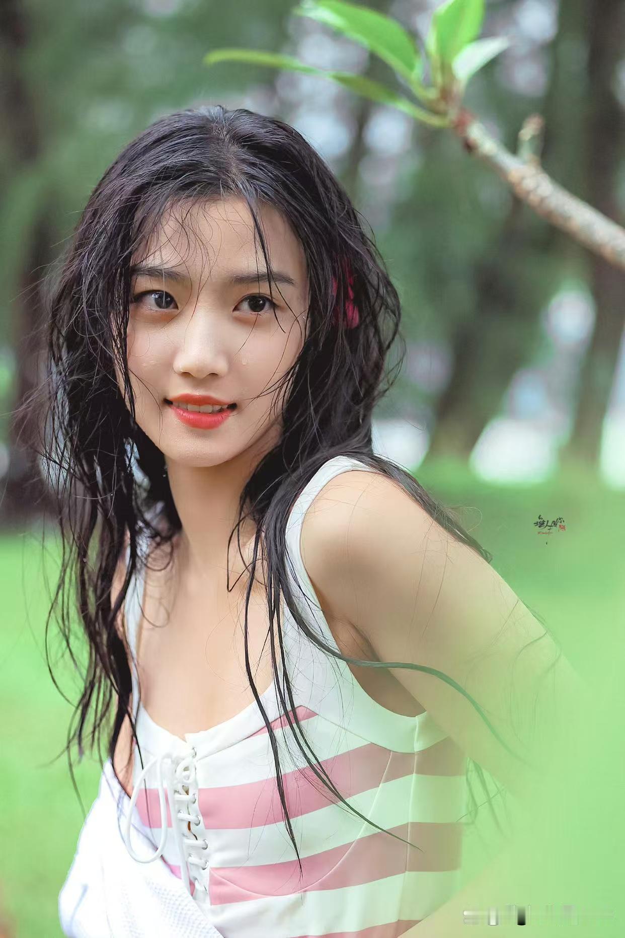 卢昱晓是1999年出生的，是个上海姑娘，长相甜美，典型的小家碧玉型。虽然在2021年便已出道，但我认识她是在2024年的《小巷人家》。有人质疑她的演技，其实她的演技不行也是相对于闫妮、蒋欣这些老戏骨而言的。个人感觉演技还是不错的，可圈可点，也还有很大的进步空间。实事求是地讲，颜值挺好，身材嘛，要是再