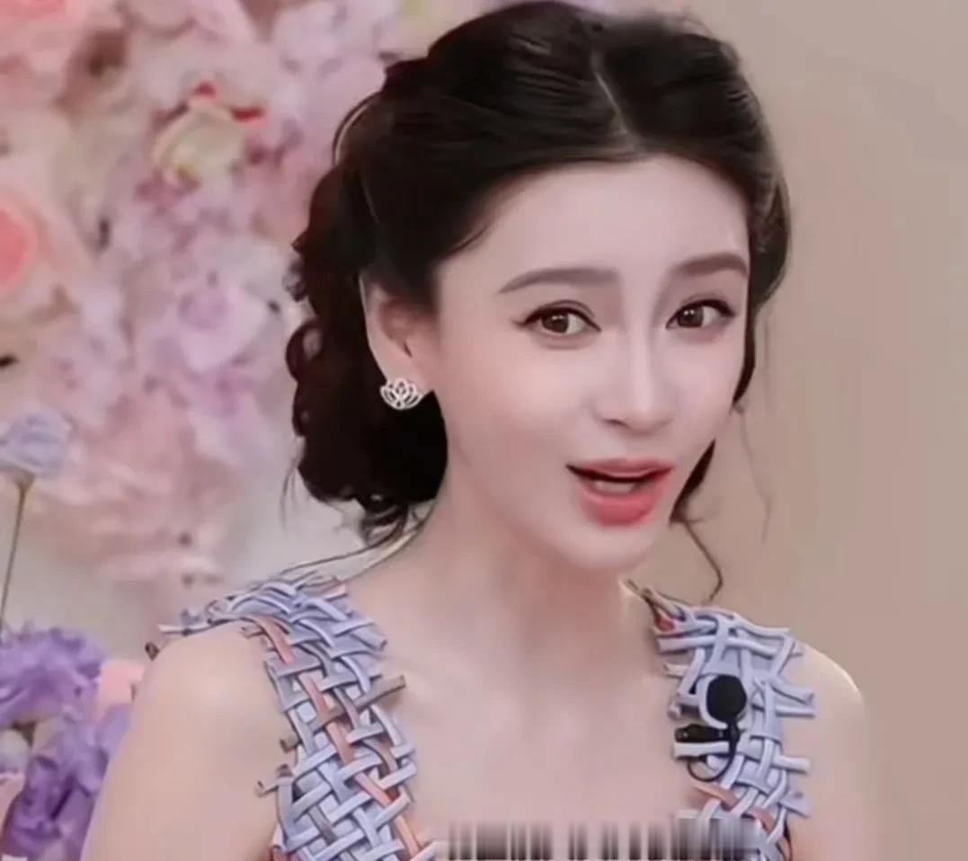 杨颖在直播里看到有人说她有眼纹、法令纹，显老了。她没有绕开这条评论，带着哭腔说现在镜头很高清，大家要求真的很高，觉得好难，想哭，但是没有关系。一个靠“漂亮”吃了二十年饭的人，37岁这年，在镜头前被“显老”两个字逼到哭，哭完还得自己把台阶铺回去。
8000万片酬和一座百花奖，骂声一起到账
2016年，