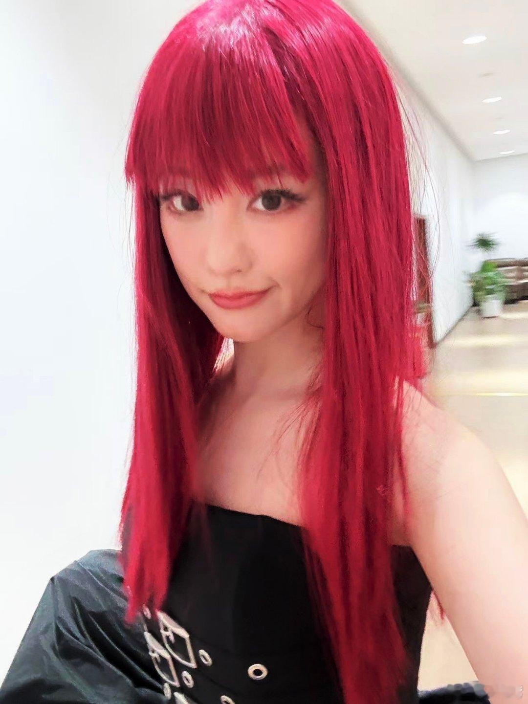 #祝绪丹[超话]#🍀#子话题# 🍀#子话题# 姐姐这套妆造红发的样子很帅，很飒​