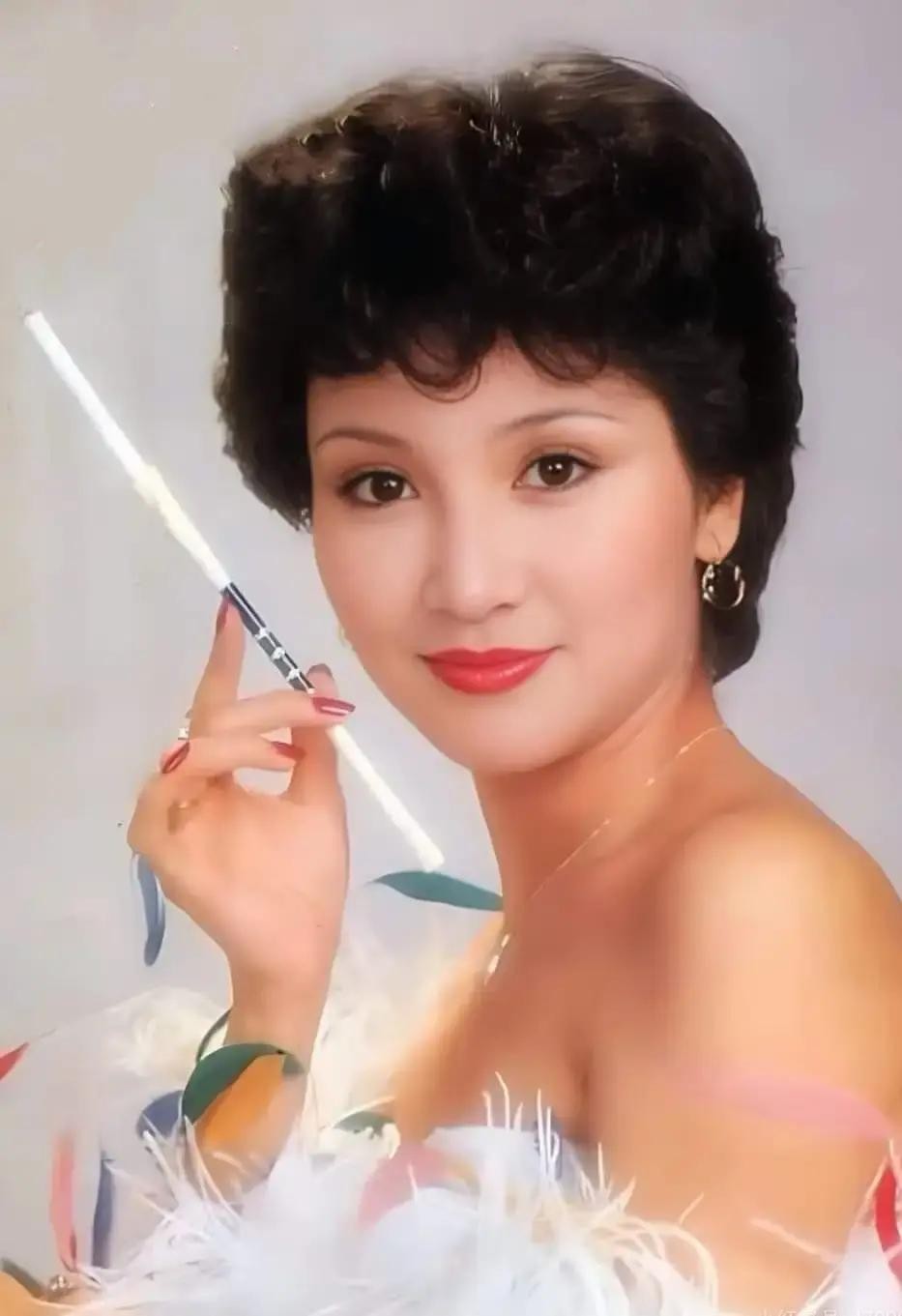 面相是骗不了人的，狄波拉看上去像是富贵人家的大小姐，但是不查不知道，狄波拉简直就是天崩开局！刚出生就被亲生父母遗弃，连爹娘是谁一辈子都无从查证。好心的李姓夫妇收养了她，可没多久她就成了多余的外人。天崩开局却能“逆天改命”，她到底凭什么？

在养父母家，她很小就学会了看人脸色。吃饭不敢多夹菜，说话前先