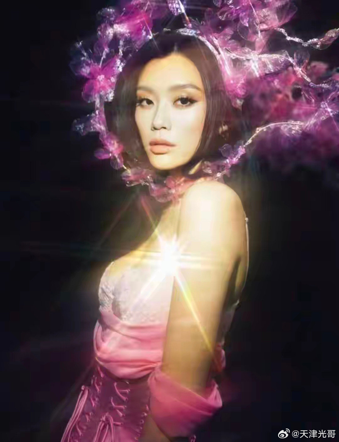 #奚梦瑶哂维密美照##时隔8年奚梦瑶晒维密美照#这不禁让人联想到2017年的上海维秘之夜。当时，她不慎摔倒，一时间非议漫天。

如今，八年一晃而过。她的身份标签除了超模，还是豪门儿媳、何猷君妻子、两个孩子的妈妈。很多人以为她就此告别国际T台。 ​