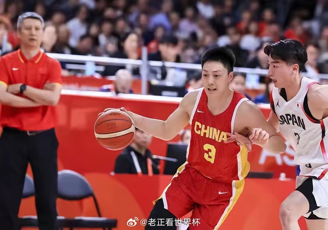 #中国男篮队长胡明轩赛后发声#
郭士强是否下课悬念揭晓，赛后发言惹众怒，胡明轩成最尴尬人
​20分输给日本队，让中国男篮成为了众矢之的。很多球迷都在激烈讨论，认为郭士强必须要下课，但此时却出现了完全不同的声音，因为根据相关权威媒体人的爆料，郭士强短时间内不仅不会下课，而且还要备战接下来 ​