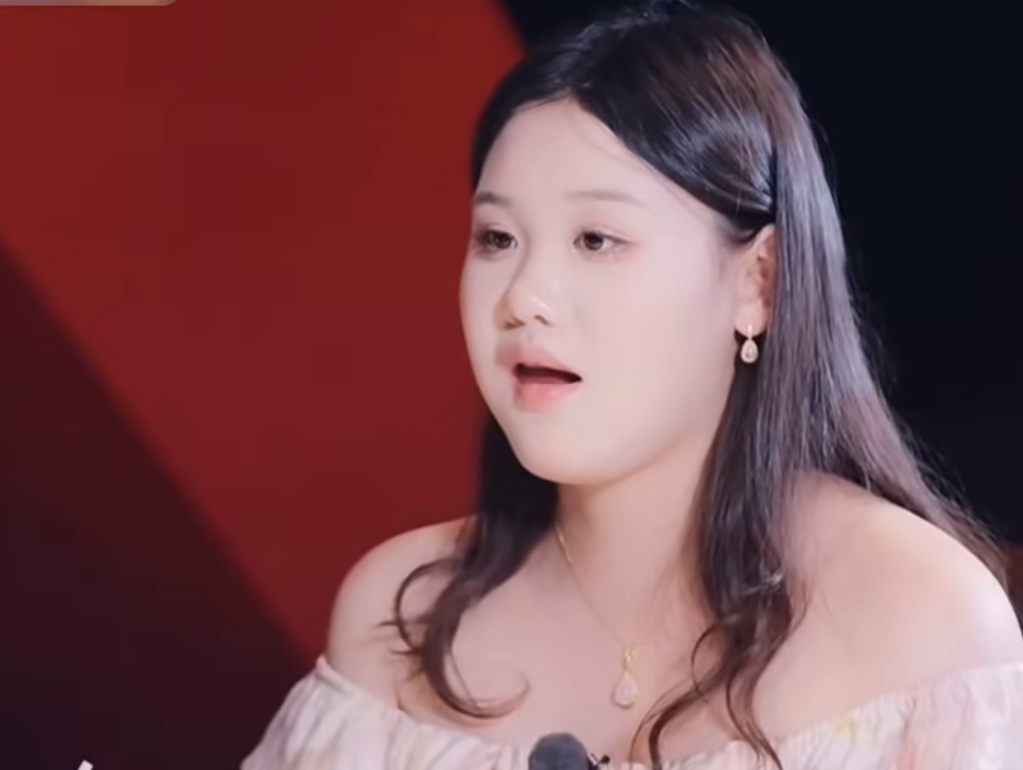 张家齐妈妈让全体观察嘉宾集体禁言，无语了。
张家齐：我想要快乐。
她妈：我没意识到。

比起道理，最让人想看到的是情绪。

“我家那闺女”最后观后感，所有人想看到母女之间的和解，可妈妈的一纸家书念完后，观察室嘉宾都沉默了。
字字规训、句句说教，没有心疼，没有弥补，只有挑错式评价，自我感动。
她妈：想
