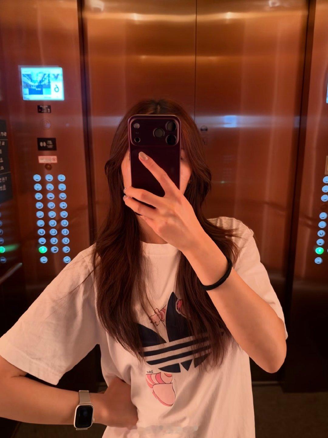 刷到一个好看的小姐姐全款拿下iPhone 18 Pro Max勃艮第红，好开心，这是好事啊，能让自己开心的事情就是好事情！#一部iPhone到底有多贵# ​