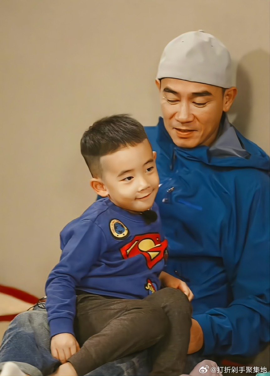 #陈小春弟弟时间线#
70年代家里穷到一罐午餐肉分三餐，年幼的弟弟被送养换了3000元；成名后他想寻人，被父亲一句别打扰人家生活劝住。14日福州车间工人撞脸走红，但籍贯对不上、无DNA、双方都没回应，至今只是网友猜测。血缘要证据，克制是尊重，你怎么看？#陈小春# ​