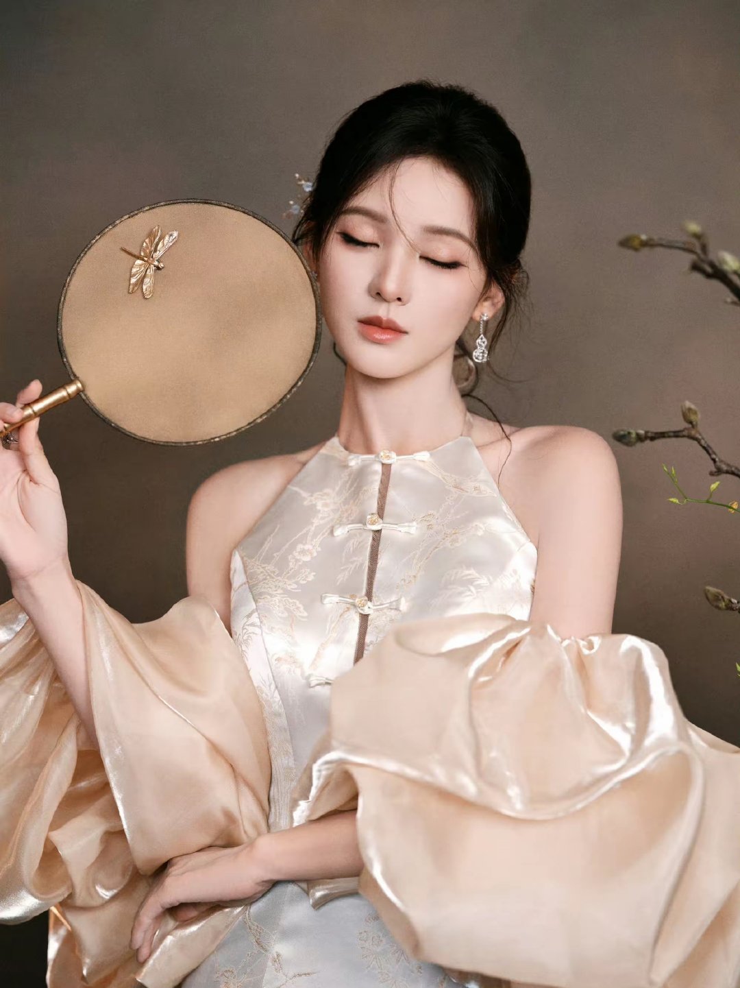 张予曦新中式“天青色等烟雨”主题写真，摩登造型完美融合 ​