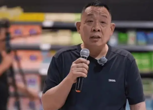 最近河南许昌胖东来梦之城的施工现场彻底火了。

视频里没有常见的满地建材和漫天扬尘，墙面腻子抹得严丝合缝，工人贴防水膜一寸寸压得平整，连基层浮灰都拿吸尘器仔细吸干净。不少网友调侃，这防水层铺得比自己家地毯都整齐。

可别以为这只是拍给人看的面子工程，现场里子的标准才更叫人意外。

整个工地的施工透明