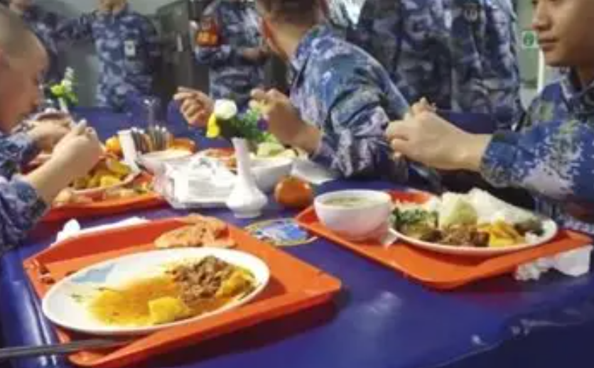 都说航母是吞金兽，那么到底有多夸张？就拿山东舰来说，每天光猪肉，就得24头摆上流水线。三千多号人，一天要开七次饭，因为战备是24小时轮班，食堂的蒸汽就没停歇过。

主要信源：（中国军网——国产航母“山东舰”伙食什么样？）

2026年3月，美国海军最新的福特号航母上，洗衣房突然起了火。

这场火烧了
