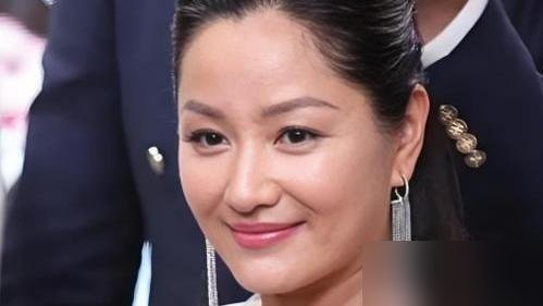 53岁瞿颖，在清迈打网球，古铜色皮肤，没领证，跟机长男友和继女住富人区。
当年跟李亚鹏那点事，闹得满城风雨，如今她连提都懒得提。别人挤破头要名分，她偏不，日子过得比谁都松弛。打拳、做公益、教山区孩子画画，消费简朴，一双拖鞋走天下。
热搜上她大方承认已婚，转头又去球场挥拍。
活明白了才知道，日子