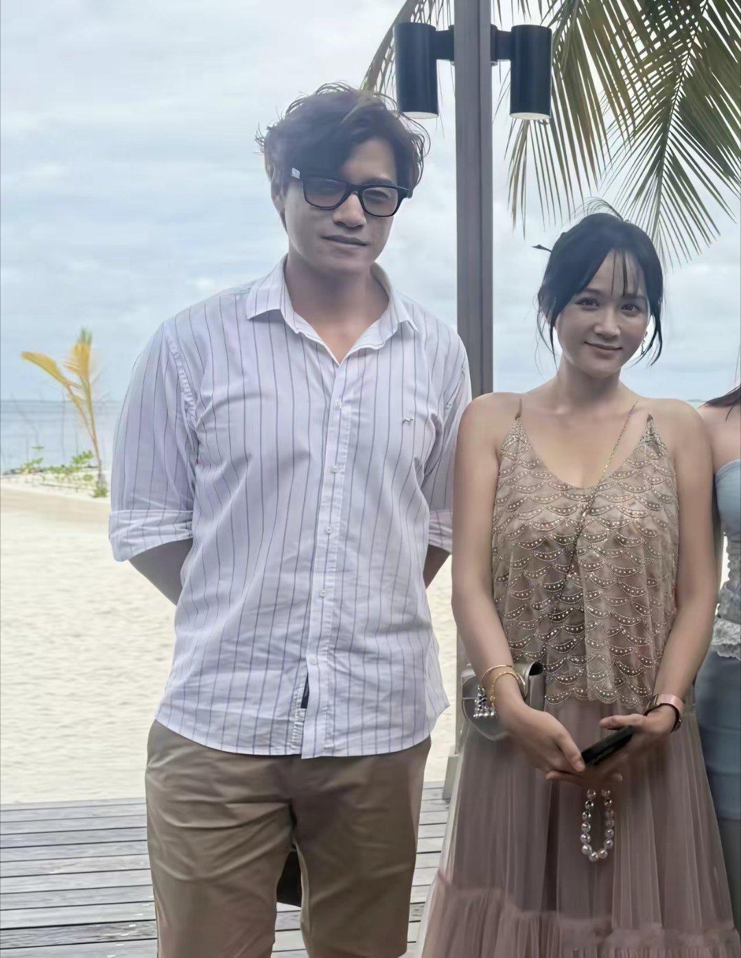 47岁陈乔恩和老公艾伦现身马尔代夫海边度假被偶遇，她穿着一条吊带纱裙，看起来挺漂亮的，状态很不错！
她的老公艾伦穿着一身休闲服，身姿挺拔，胸肌饱满，身材练得很壮实，就是颜值有点一般了，嘴巴好大，鼻子也有点塌，五官不够精致。
据悉，他们夫妻俩结婚4年了，现在也没有生育，两人很享受当丁克 ​
