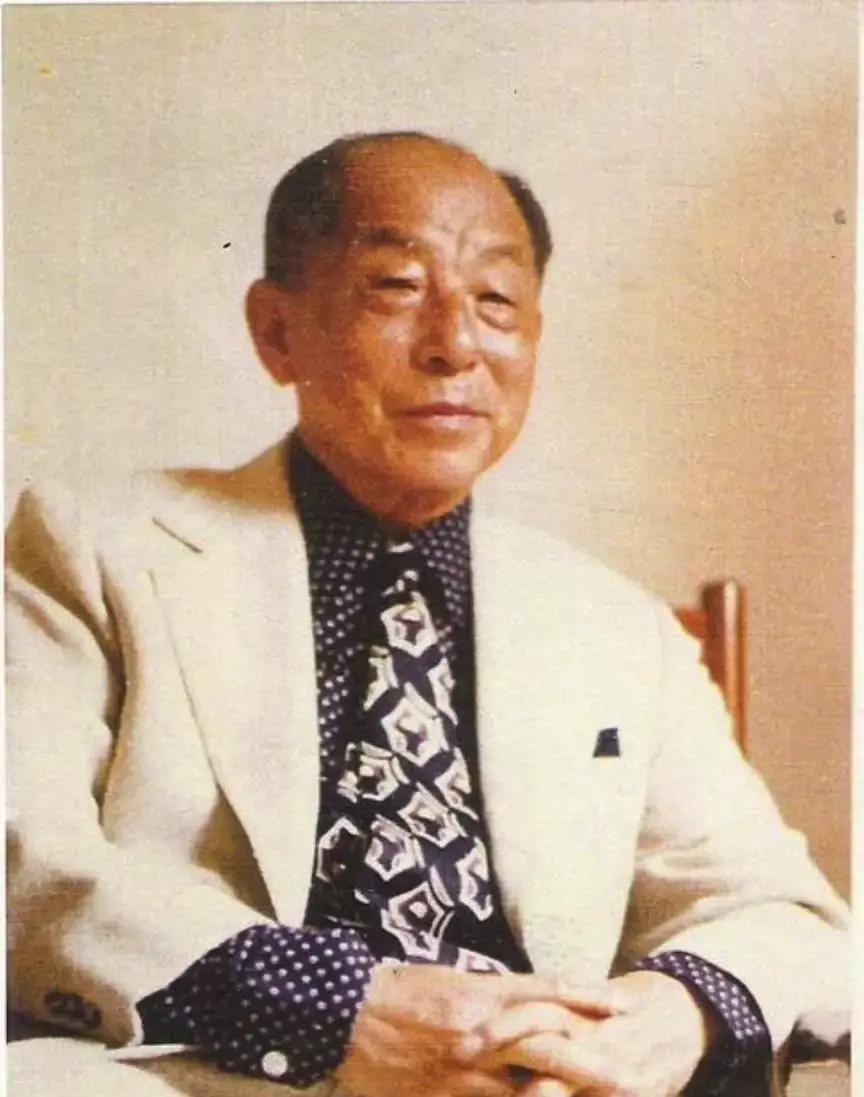 1962年，看守张学良25年的刘乙光调任。临走时张学良塞给他一笔钱，他惊了：这25年可没少虐待对方啊！
信封递到刘乙光手里时，他指尖抖了一下。
蒋经国坐在一旁看着，没说话。张学良已经坐了回去，端起酒杯抿了一口。满桌的人都等着刘乙光的反应。
刘乙光盯着那牛皮纸信封，没拆，也没收进怀里。他喉咙动了动，最