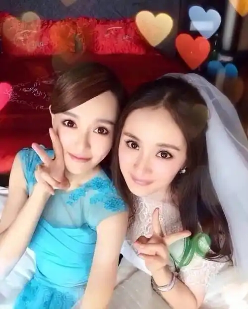 杨幂结婚时，只选唐嫣一个伴娘，后来两个人同台连话都不说。

当年《仙剑三》结缘，两个人好得像亲姐妹。

杨幂遇到风波，唐嫣站出来力挺；唐嫣受委屈，杨幂公开维护。全网都在羡慕，娱乐圈还有这样真心的闺蜜。

感情变淡，不是吵过一架，是一件件小事慢慢攒出来的隔阂。两人同为 85 花，戏路、商务高度重合，难
