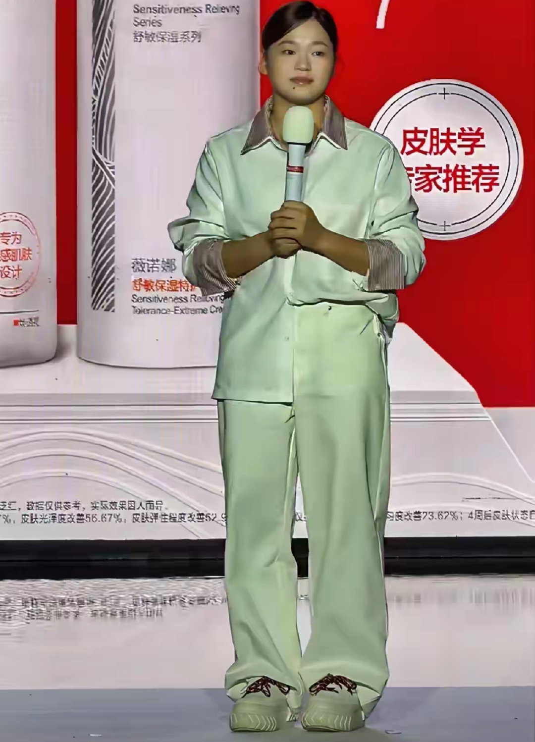 全红婵亮相上海薇诺娜品牌活动，清新穿搭尽显鲜活少女元气 ​