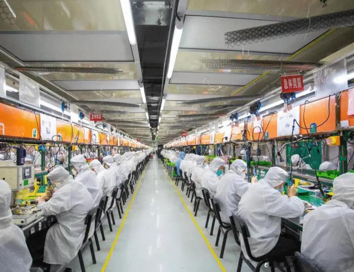苹果发布会还没开，富士康已经卷起来抢工人了！郑州工厂大手笔招人，新人入职就有 8800 元奖金，8 月 14 日后到岗还能再多拿 500 块。

这次扩招就是冲 iPhone18 Pro 系列，还有苹果史上首款折叠屏手机去的，组装、质检岗位全都要人。

今年奖金比往年 9000 元还降了一点。看得出来苹果压力不小，三款 ​