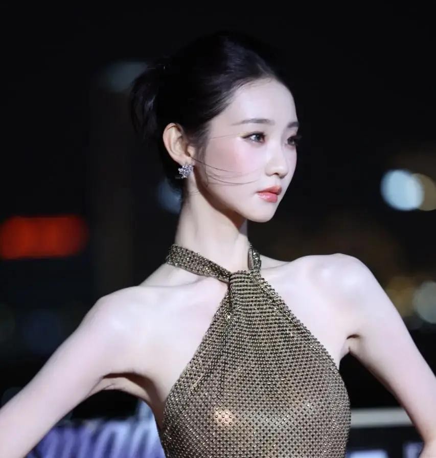 谁能想到，一个跳芭蕾出身的姑娘，能在这几天靠着几套衣服把内娱红毯的门槛给拔高了

从北影节到费加罗之夜，再到雅诗兰黛的站台，张艺凡这次连轴转简直是不给别人留活路

那些平时离了精修图就没法看的人，看到这几组生图估计得在后台捏把汗

咱们直接看费加罗之夜那套王炸行头

一身金色的挂脖长裙，干脆利落直接
