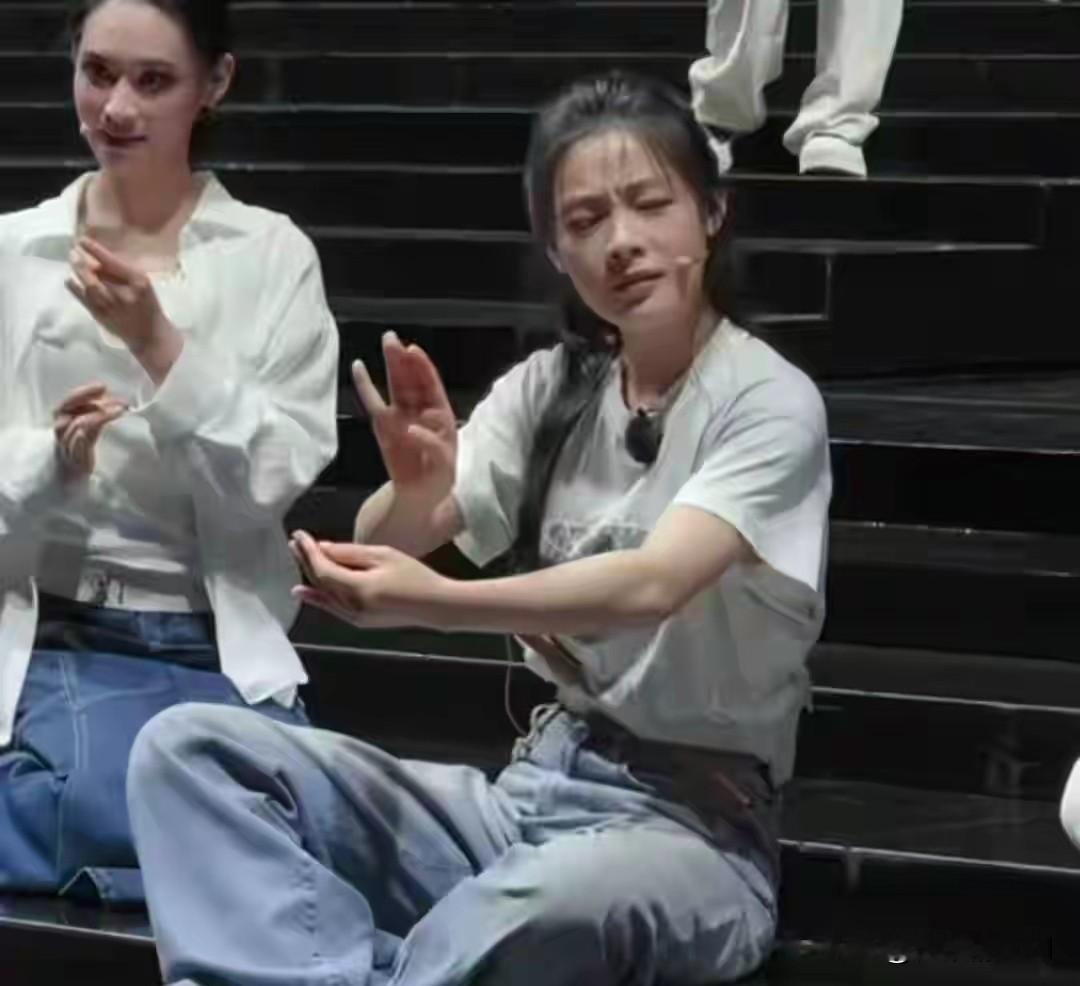 陈丽君分享舞台心得，表态继续深耕戏曲创新！
 
10月29日，越剧演员陈丽君发文回应将出席微博视界大会的消息，一番表态迅速收获大量网友点赞，登上文娱热搜。
 
凭借《新龙门客栈》里“贾廷”一角出圈之后，陈丽君打破了大众对传统越剧的固有印象，让很多年轻人主动走进剧场、了解戏曲。这一年里，她一边打磨舞台
